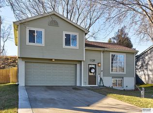 1129 Devon Dr, Papillion, NE 68046