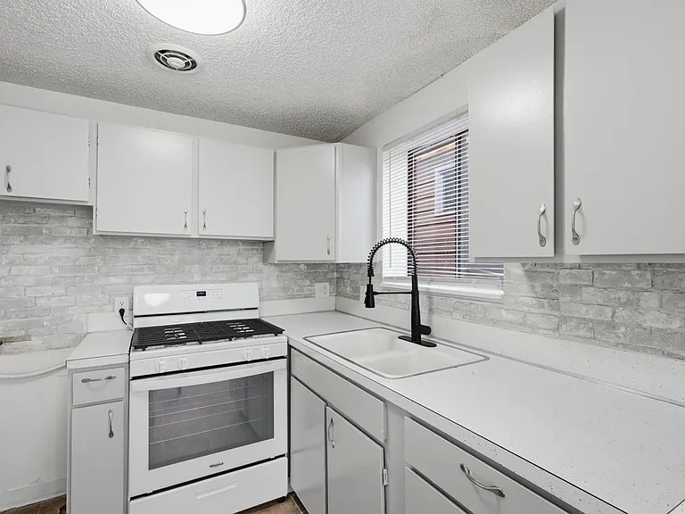 1010 S Windsor St — Photo 22