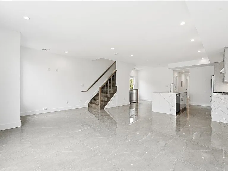 290 Griffith St #2 — Photo 17