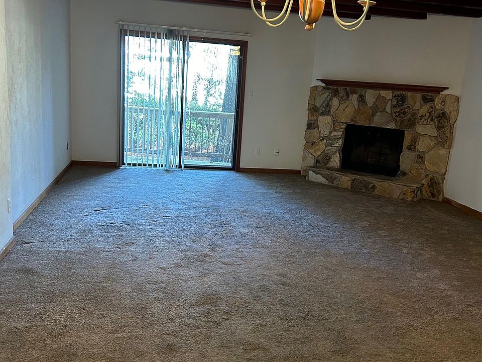Living rOOM WITH FIRE PLACE FACING THE DECK