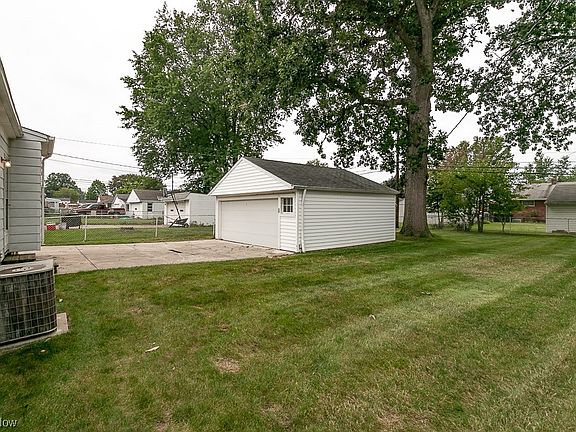 4th image of 808 Charles St