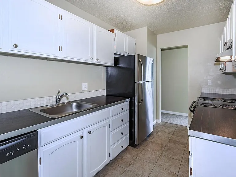 Four Seasons - 1 Bedroom Units available with amazing views by the water. Parking spots available! — Photo 3
