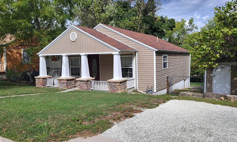 203 E Farmer St