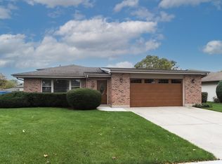 2042 W Spring Ridge Dr, Arlington Heights, IL 60004