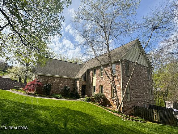 2nd image of 10917 Farragut Hills Blvd