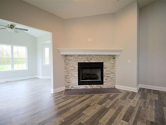 4th image of 210 Leeward Ct