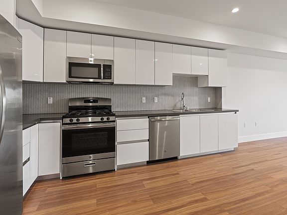 4th image of 518 N Gramercy Pl #305-R