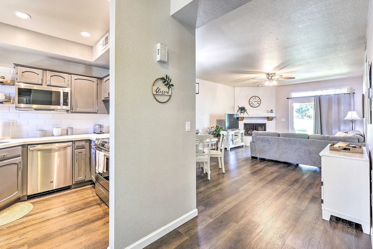 2 bed, 2.0 bath, 1065 sqft, $2,806 — Photo 4