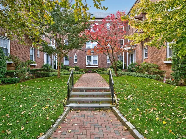 8 Welwyn Road #3F, Great Neck, NY 11021