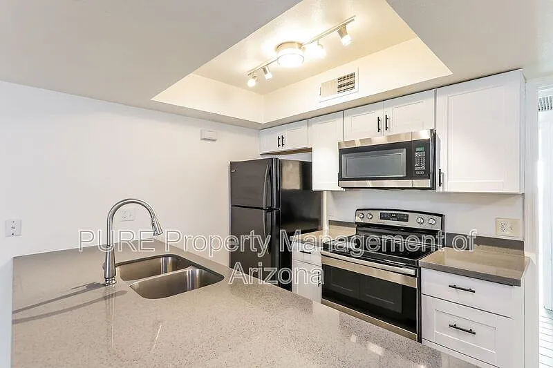 Building Photo - 8842 N 8th St #103