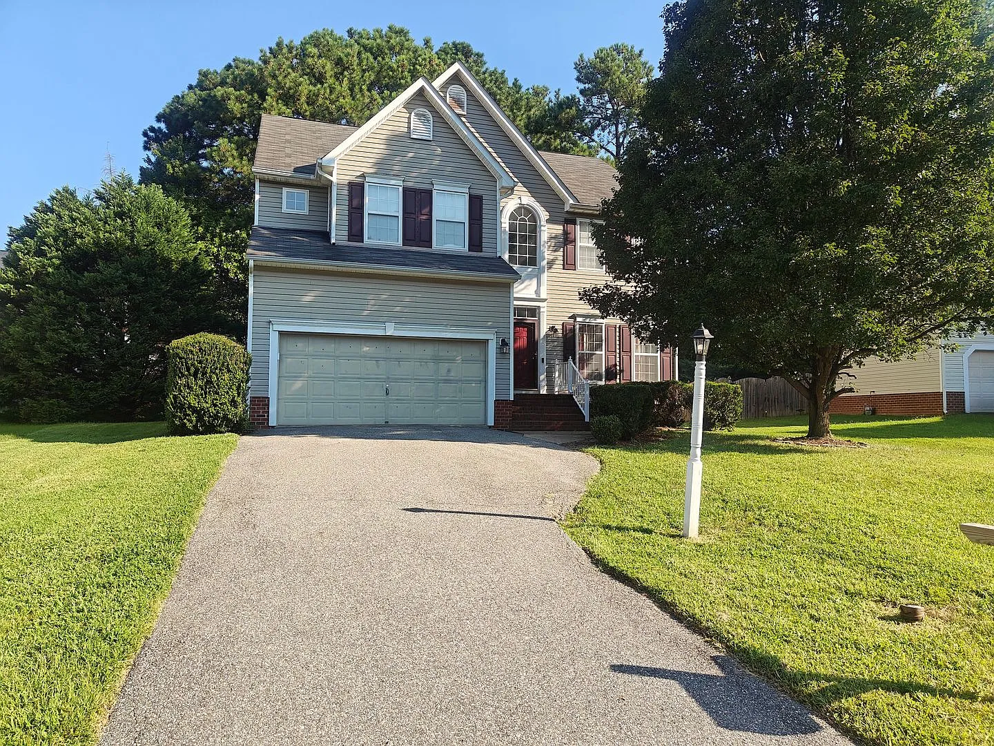 4 bedroom home with garage — Photo 1