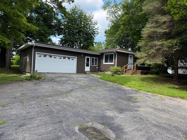 11908 N Meridian Rd, Pleasant Lake, MI 49272