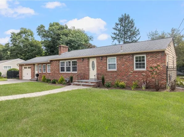 56 Fashion Dr, Warwick, RI 02886