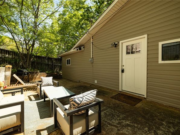 802 Dogwood Ln, Townville, SC 29689
