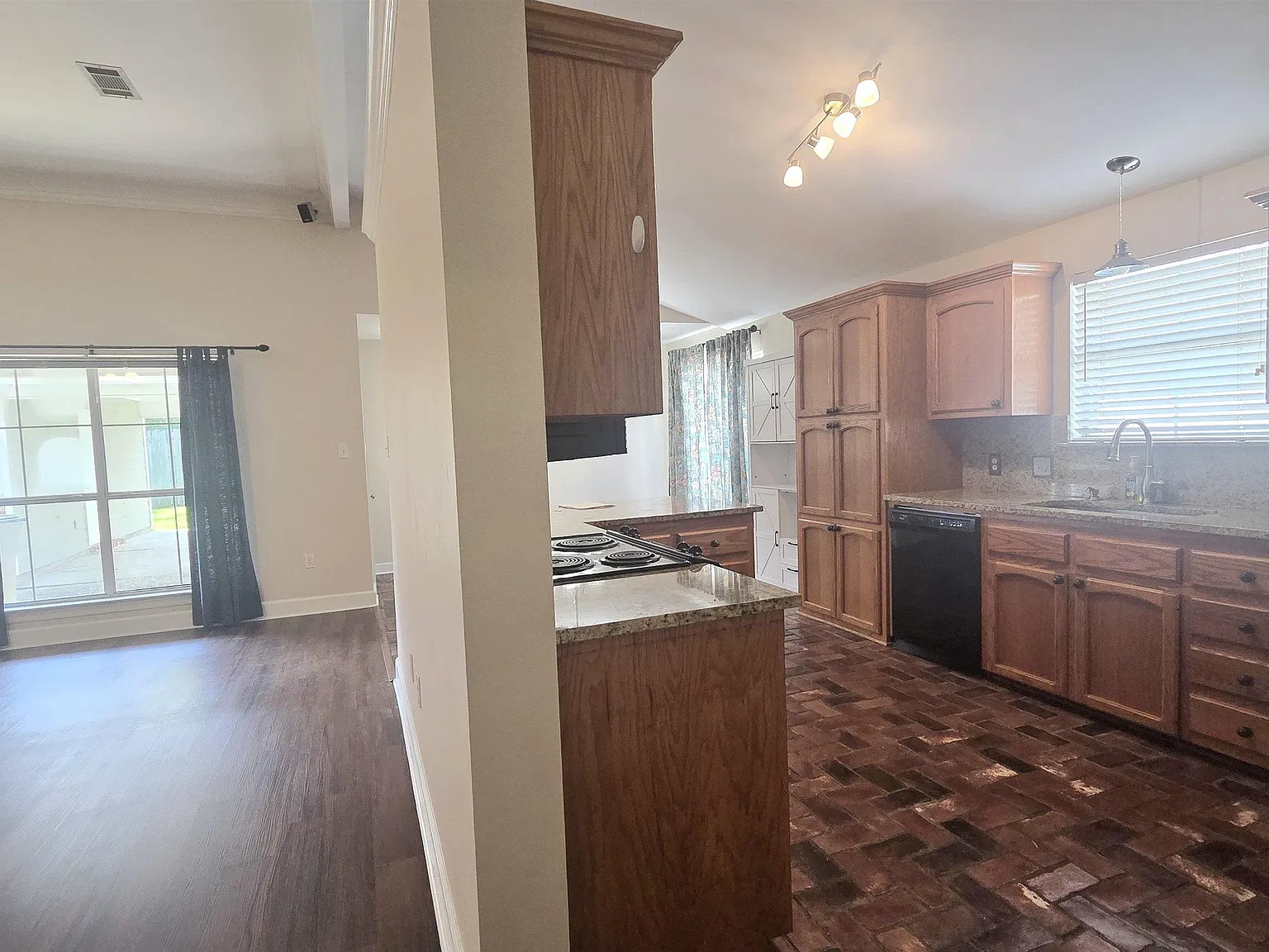 3 bed, 1600 sqft, $2,000 — Photo 4