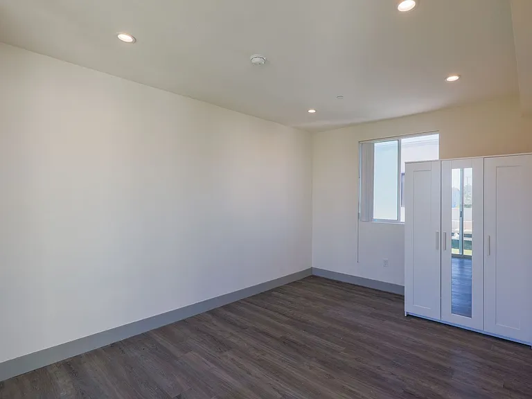 1208 W 25th St — Photo 35
