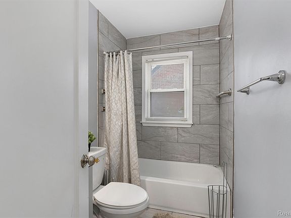4th image of 13542 Dolphin St