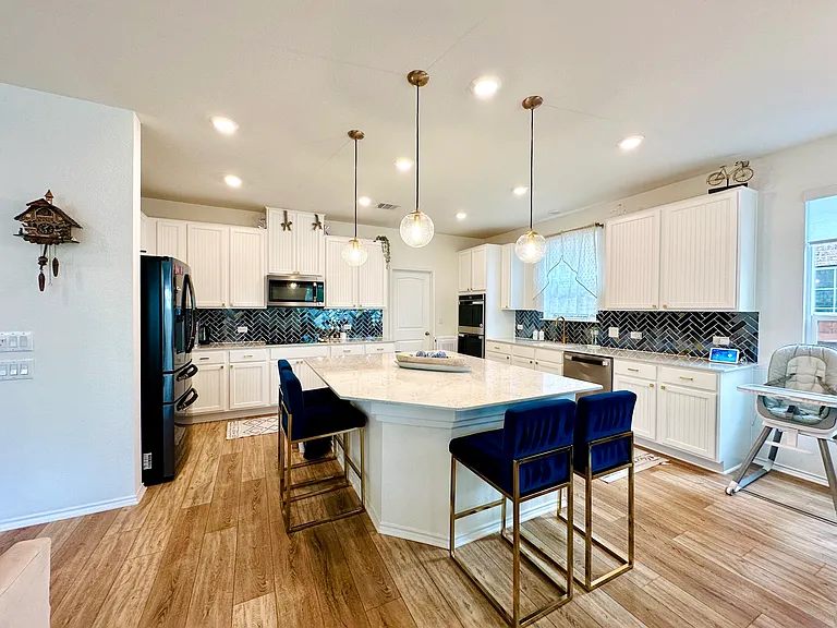 524 Ayinger Ln — Photo 2