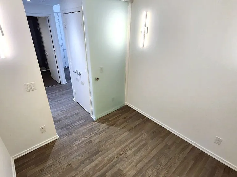 1 Bloor St E #5210 — Photo 20