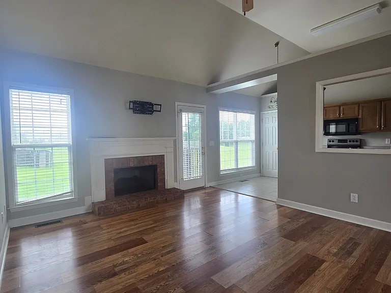2229 Dewey Dr — Photo 4
