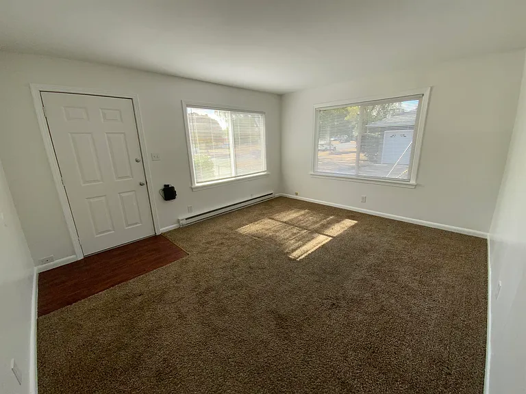 822 Broadway St — Photo 5
