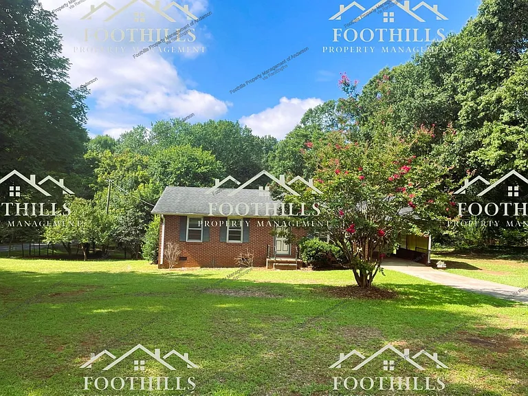 301 McNeil Dr — Photo 1