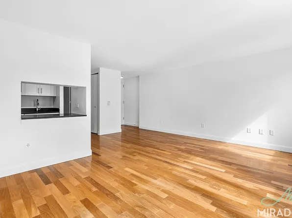 290 Third Avenue image 7 of 30