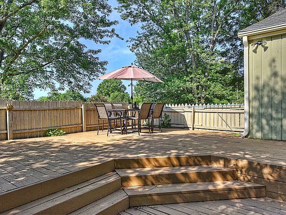 Dine Al Fresco Pool Side!