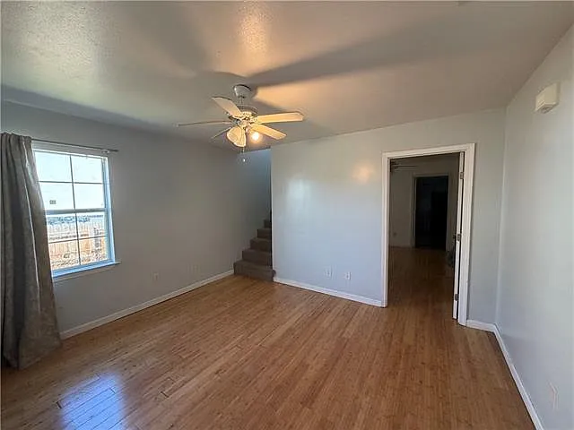 3 bed, 1.0 bath, 911 sqft, $1,650 — Photo 4