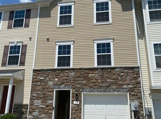 19 Wayside Ct, Falling Waters, WV 25419