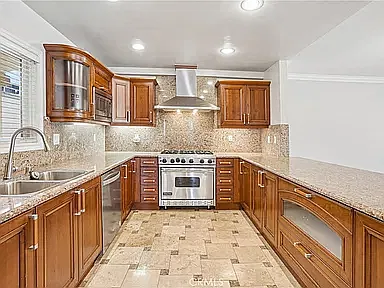 3 bed, 2.5 bath, 1645 sqft, $4,990 — Photo 2
