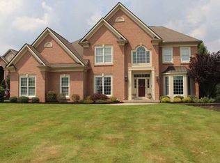 8 Persimmon Dr, Penfield, NY 14526