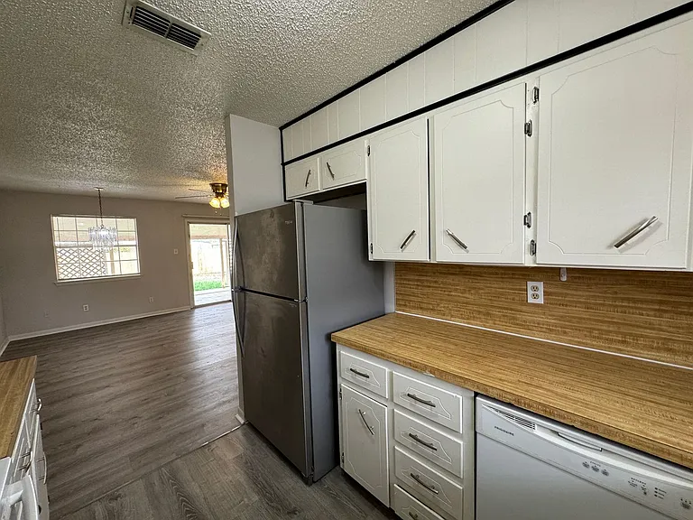 1402 Hammond Dr — Photo 9