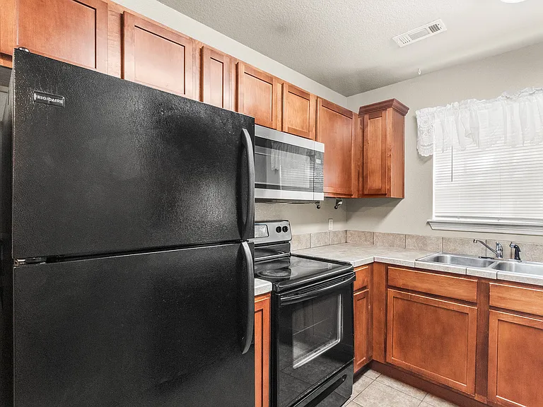 1772 N Chestnut Ave — Photo 8