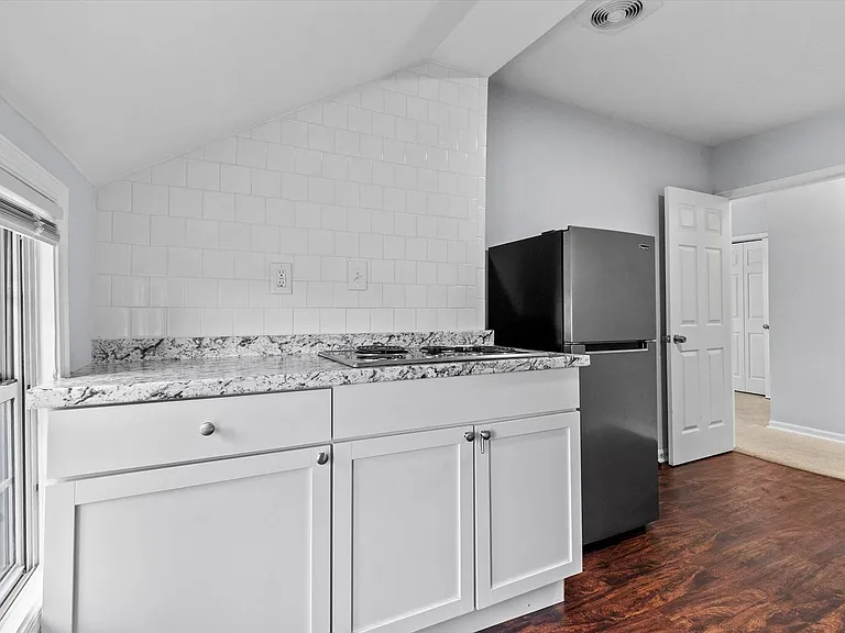 2510 Roslyn Ave — Photo 36