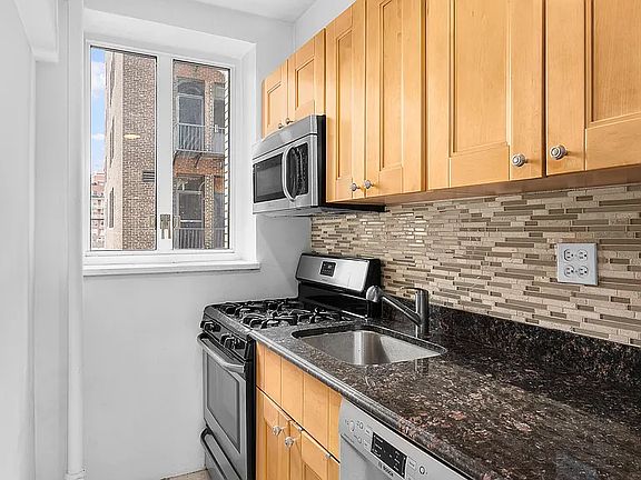 4th image of 200 W 20th St APT 916