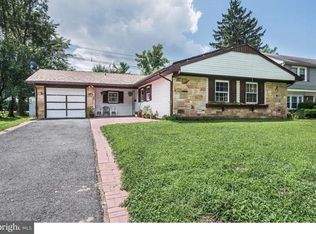 14 Holiday Ln, Willingboro, NJ 08046