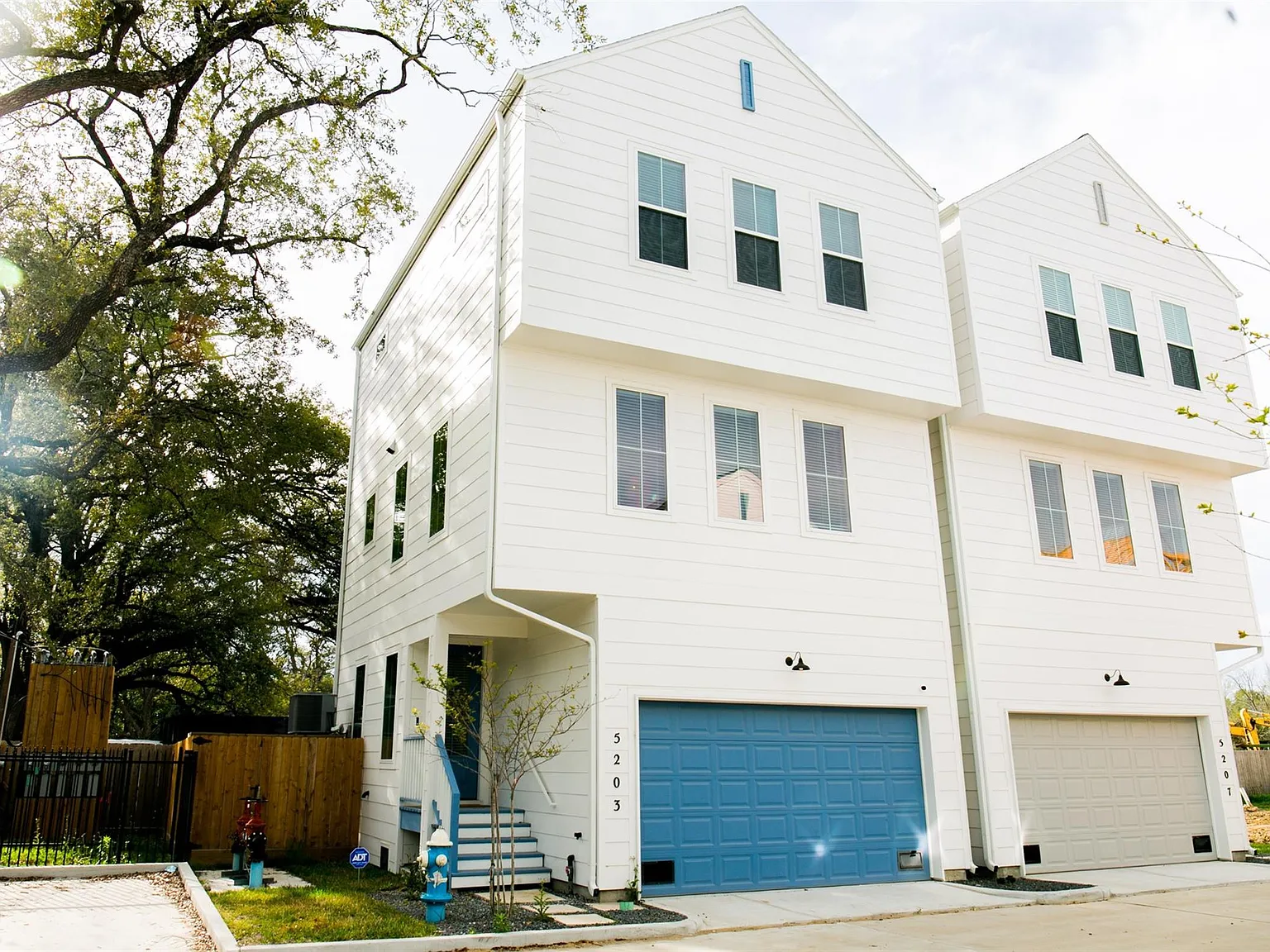 3 bed, 2.5 bath, 1870 sqft, $2,500 — Photo 3