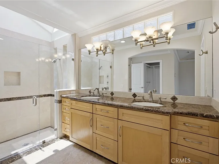 1840 Temple Hills Dr — Photo 24
