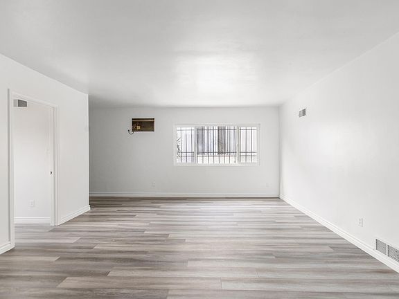 4th image of 925 W 76th St Unit 1