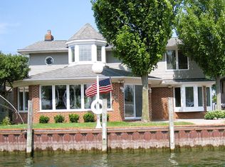 37605 Huron Pointe Dr, Harrison Township, MI