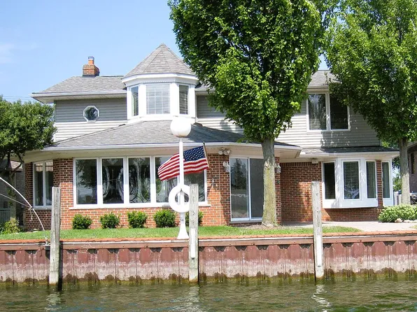 37605 Huron Pointe Dr, Harrison Township, MI 48045