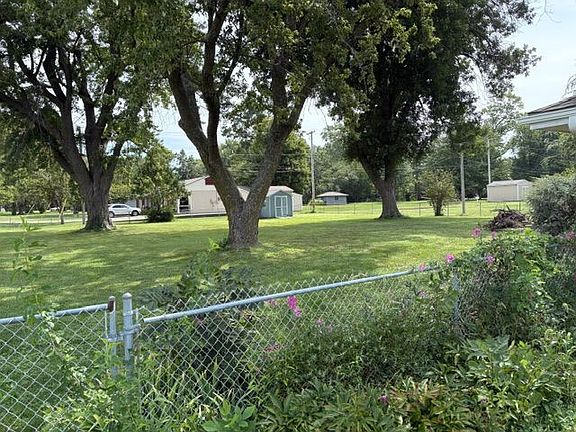 3rd image of 611 NW Ward Rd