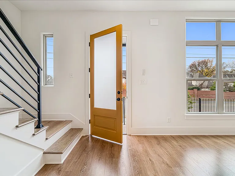 5472 Park Ave — Photo 2