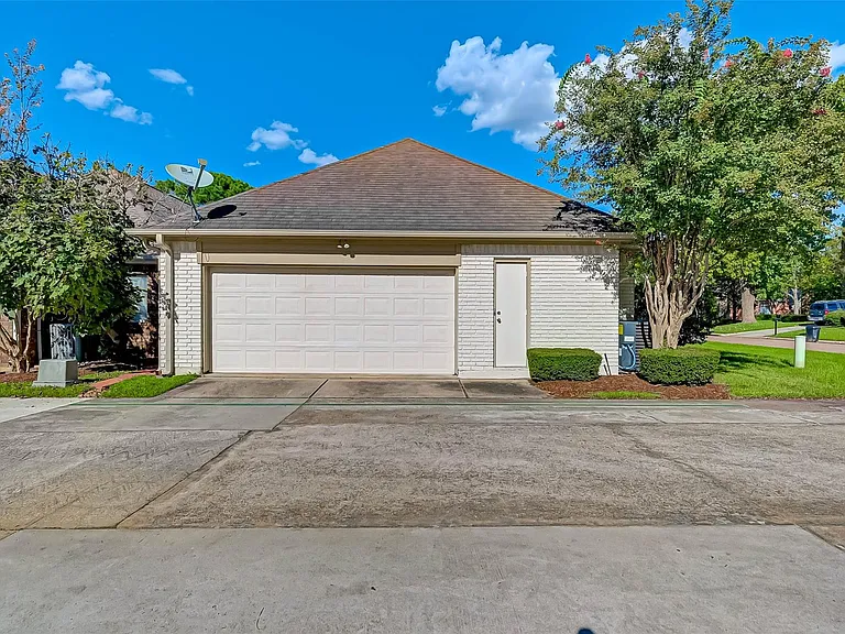14303 Reissen Ln — Photo 32
