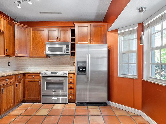 3rd image of 610 SE 14th Court #6
