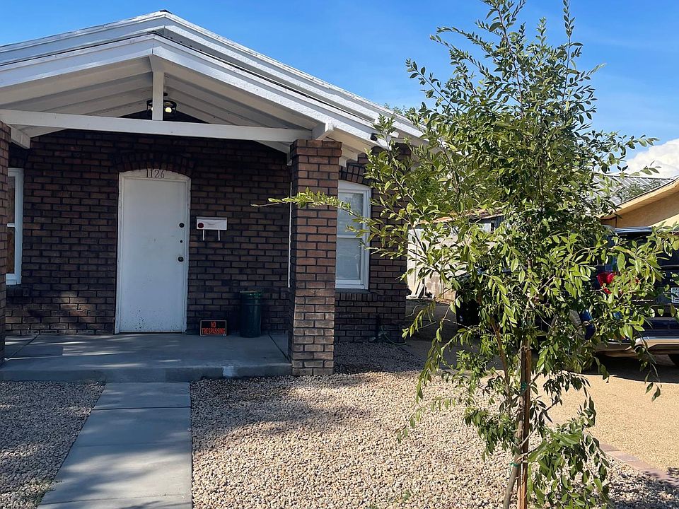 front yard with side Parking/ & street parking