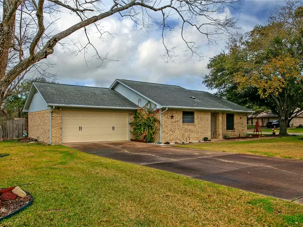 3831 Ravenwood Dr, Bryan, TX 77802