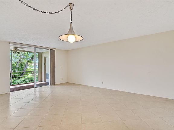 3rd image of 12 Willowbrook Ln APT 203