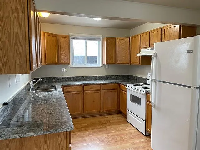 Kitchen with granite (new fridge not pictured).